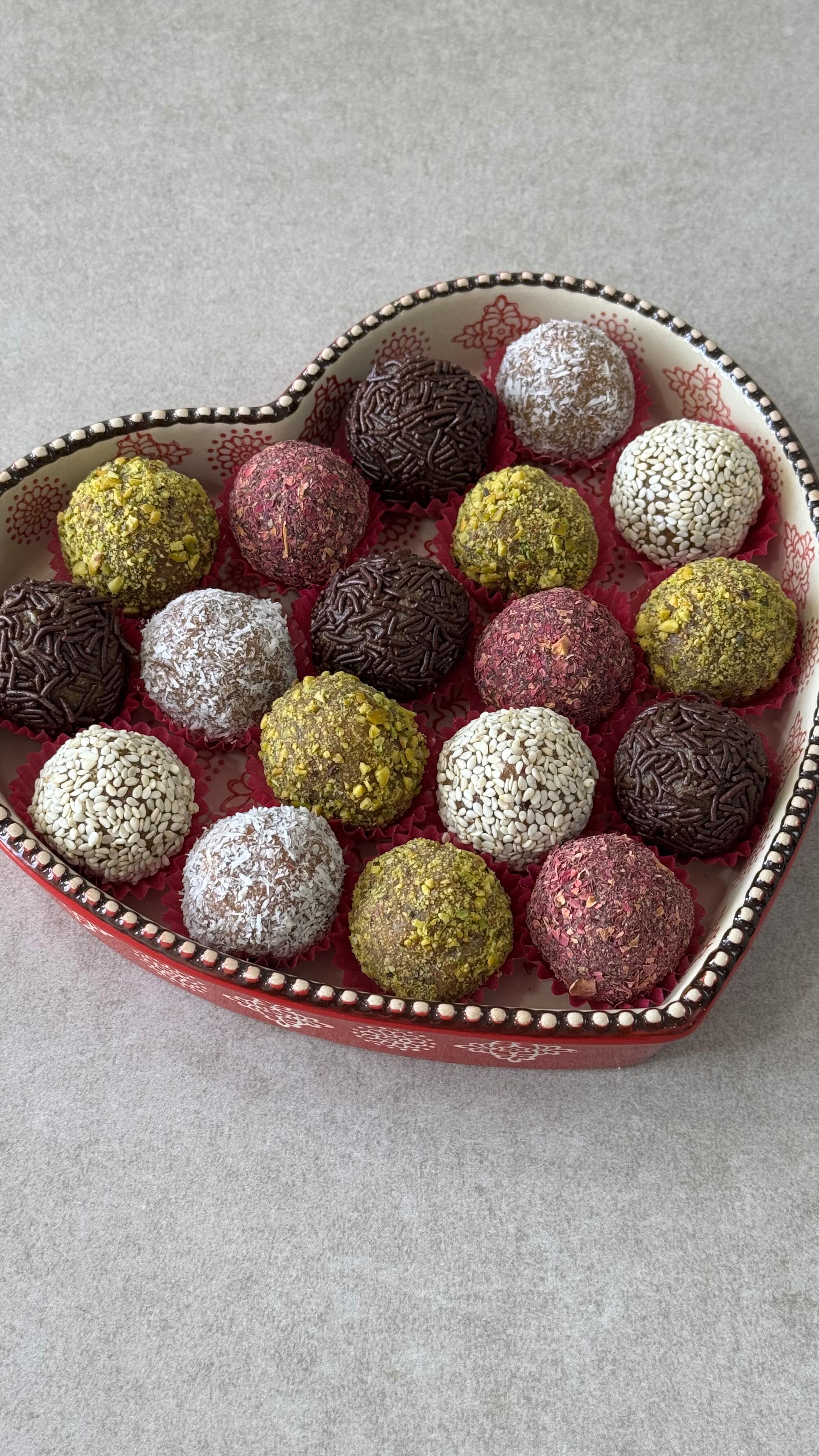 دیگه خرما رو معمولی و با پوست نخوریاااا به سبک پرستو جباری